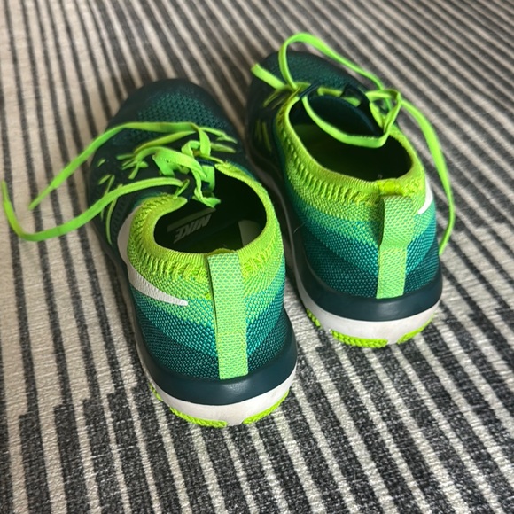 Nike Green and Blue Athletic Running Shoes - Picture 6 of 9
